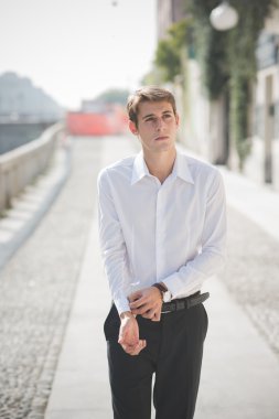 genç yakışıklı zarif sarışın model adam