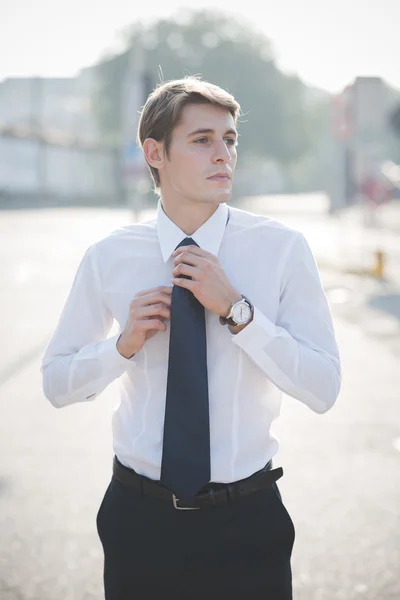 Junge hübsche elegante blonde Modell Mann — Stockfoto