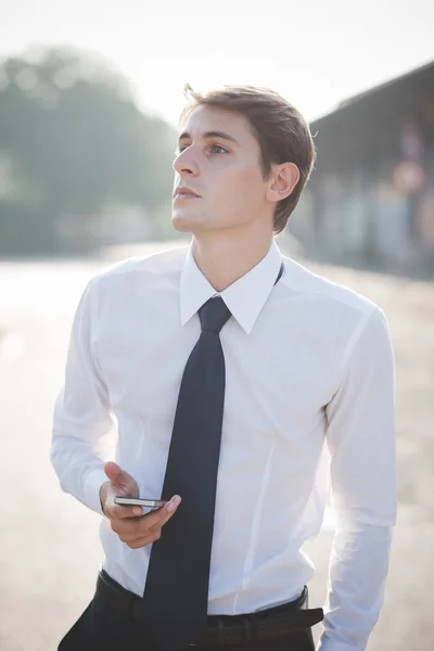 Joven guapo elegante rubia modelo hombre utilizando el teléfono inteligente —  Fotos de Stock