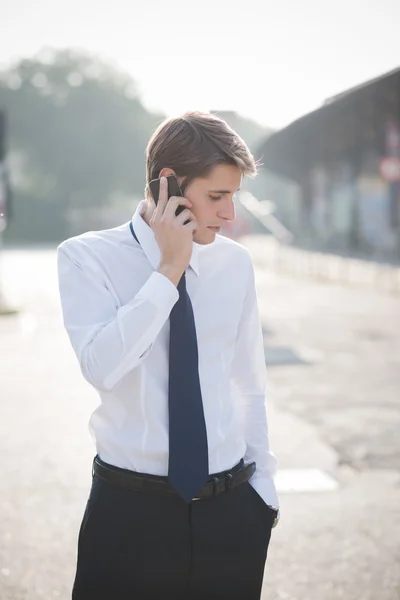 Joven guapo elegante rubia modelo hombre utilizando el teléfono inteligente — Foto de Stock