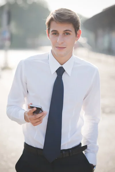 Молодой красивый элегантный блондин модель мужчина с помощью смартфона — стоковое фото