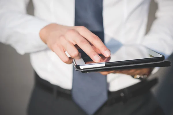 Stäng upp affärsman man hand med Tablet PC-enhet — Stockfoto