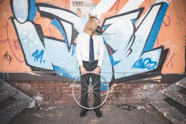 At maskesi genç yakışıklı zarif sarışın model adam — Stok fotoğraf