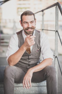 yakışıklı büyük bıyık hipster adam yasaktır boru