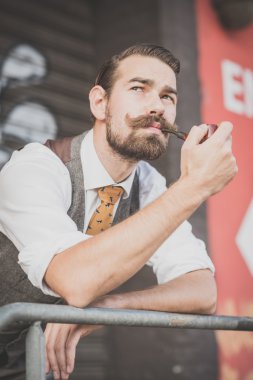 yakışıklı büyük bıyık hipster adam yasaktır boru
