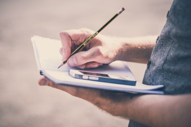 günlüğü ve smartphone yazılı eller adam kapatın 