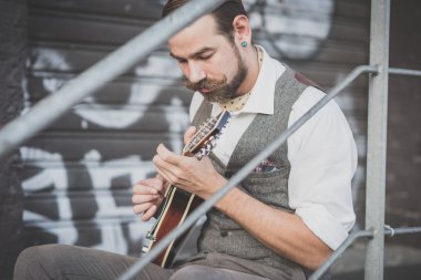 yakışıklı büyük bıyık hipster adam mandolin çalmaya