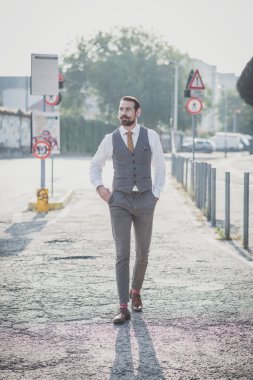 Yakışıklı, bıyıklı hippi.