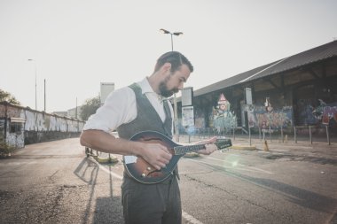 yakışıklı büyük bıyık hipster adam mandolin çalmaya