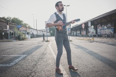 yakışıklı büyük bıyık hipster adam mandolin çalmaya