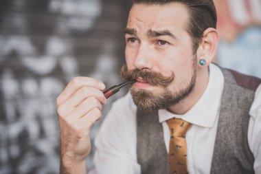 yakışıklı büyük bıyık hipster adam yasaktır boru