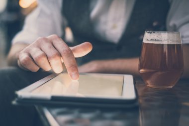 yakışıklı büyük bıyık hipster adam tablet kullanma
