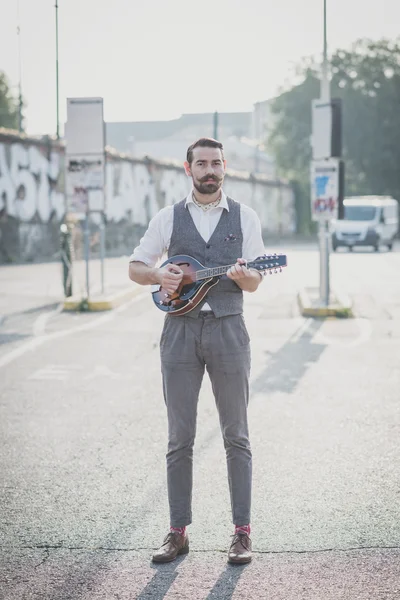 Przystojny duże wąsy hipster człowiek grając na mandolinie — Zdjęcie stockowe