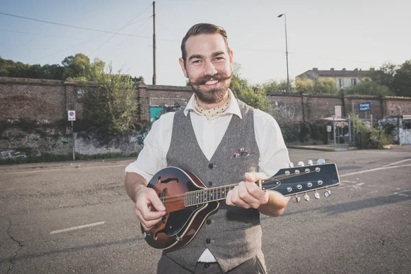 Vacker stor mustasch hipster man spelar mandolin — Stockfoto