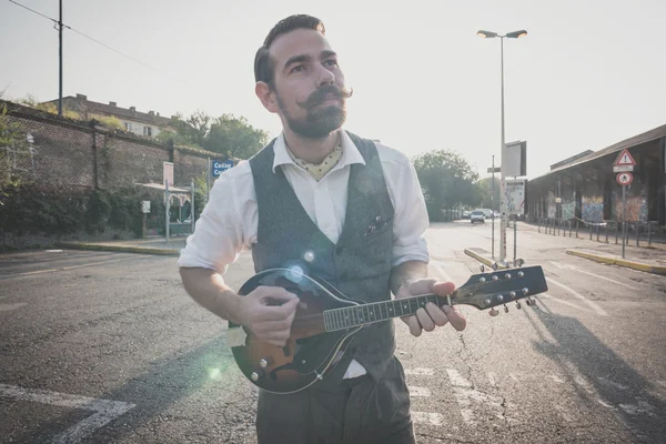 Przystojny duże wąsy hipster człowiek grając na mandolinie — Zdjęcie stockowe