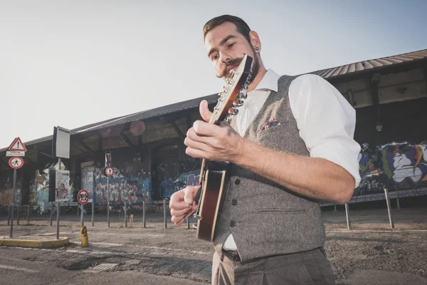 Przystojny duże wąsy hipster człowiek grając na mandolinie — Zdjęcie stockowe