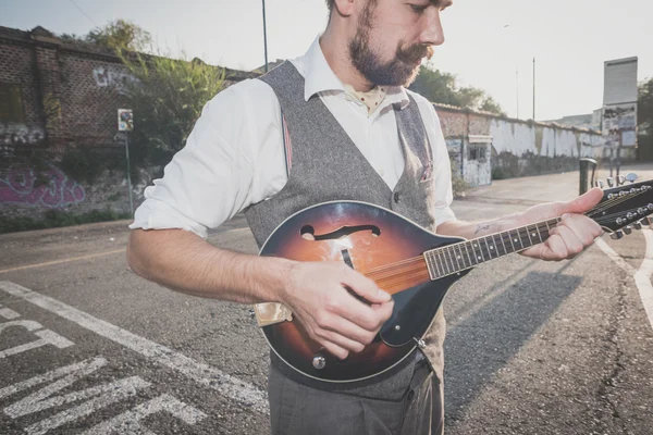 Knappe grote snor hipster man spelen mandoline — Stockfoto