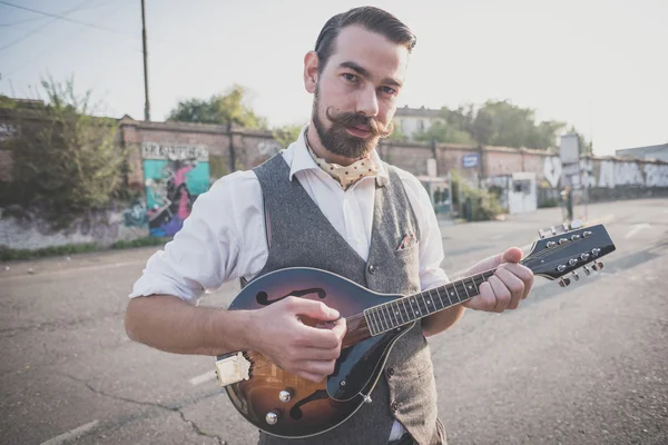 Przystojny duże wąsy hipster człowiek grając na mandolinie — Zdjęcie stockowe