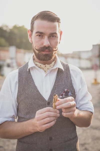 Guapo bigote grande hipster hombre fumar cigarrillo — Foto de Stock