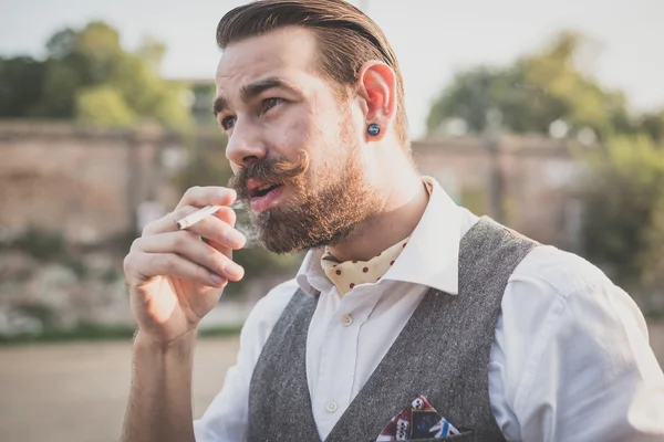 Guapo bigote grande hipster hombre fumar cigarrillo — Foto de Stock