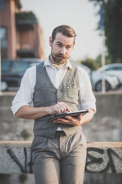 Snygg stor mustasch hipster man — Stockfoto