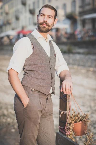 Guapo bigote grande hipster hombre — Foto de Stock