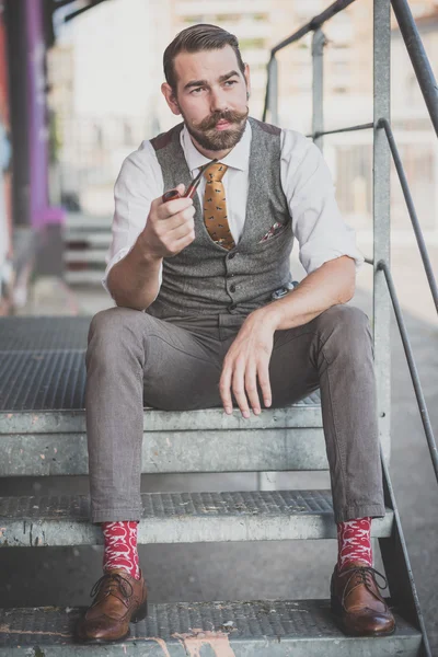 Bello grandi baffi hipster uomo fumare pipa — Foto Stock