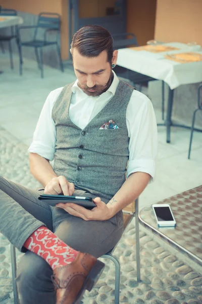 Bello grande baffi hipster uomo utilizzando tablet — Foto Stock