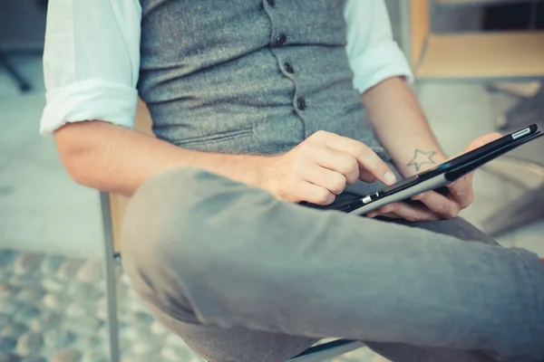 Bello grande baffi hipster uomo utilizzando tablet — Foto Stock