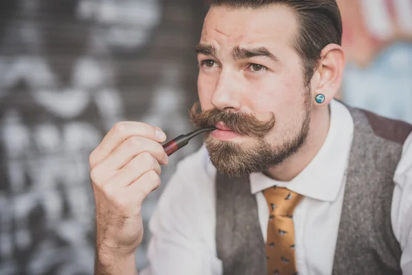 Bello grandi baffi hipster uomo fumare pipa — Foto Stock
