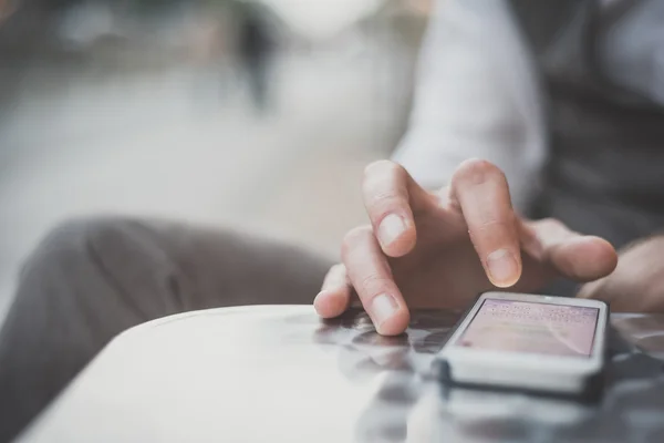 Akıllı telefon kullanan el adam kadar kapatın — Stok fotoğraf