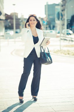 Şık iş kadını tablet ile