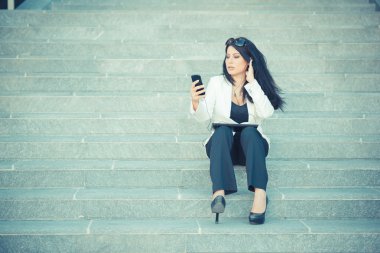 Smartphone kullanarak iş kadını