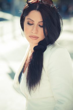 güzel uzun siyah saçları şık iş kadını