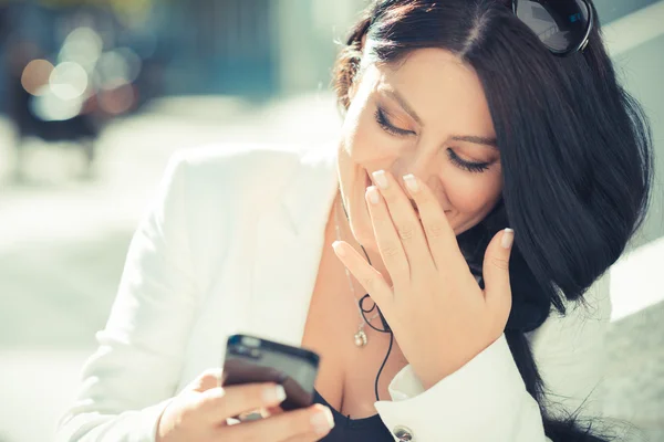 Affärskvinna med smartphone — Stockfoto