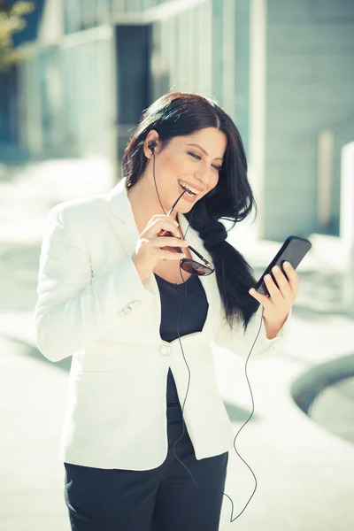 Affärskvinna med smartphone — Stockfoto