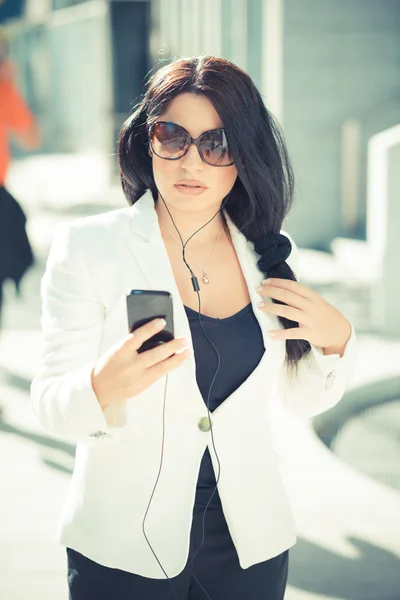 Femme d'affaires utilisant un smartphone — Photo