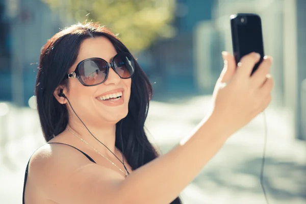 Affärskvinna med smartphone — Stockfoto