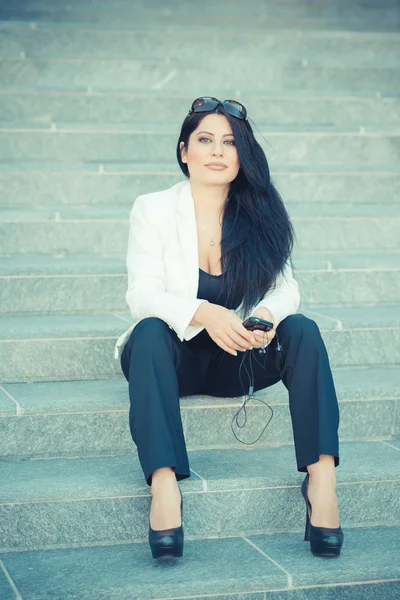 Mujer de negocios usando smartphone — Foto de Stock