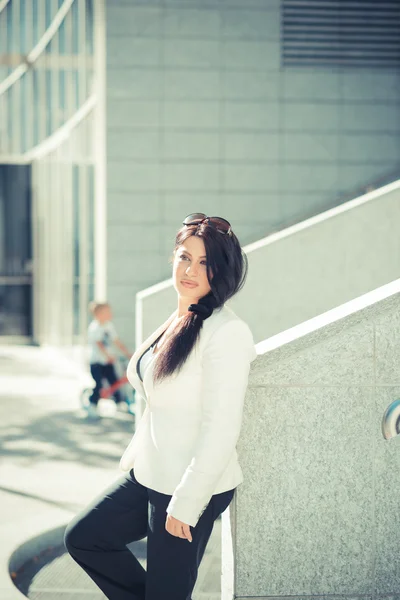 Bella lunga capelli neri elegante donna d'affari — Foto Stock