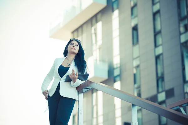 Mujer de negocios elegante con tableta — Foto de Stock