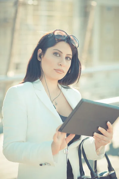 Mujer de negocios elegante con tableta — Foto de Stock