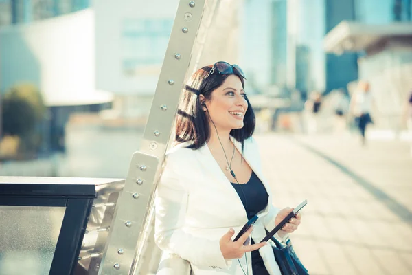 Elegante donna d'affari con tablet — Foto Stock