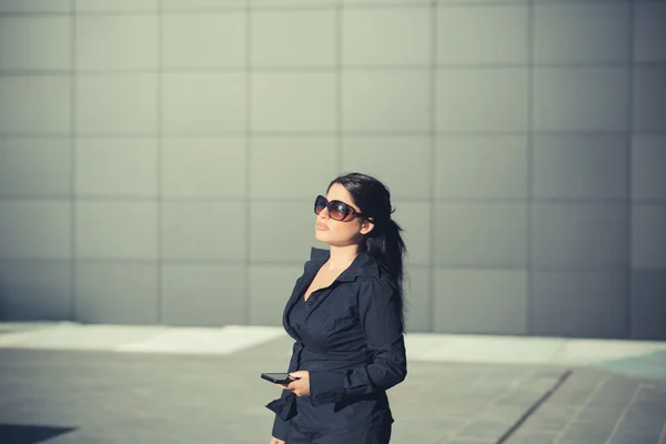 スマート フォンを持つ女性実業家 — ストック写真
