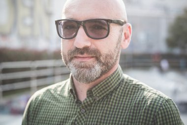 yakışıklı orta yaşlı adam