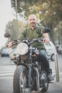 yakışıklı orta yaşlı adam Motosikletçi