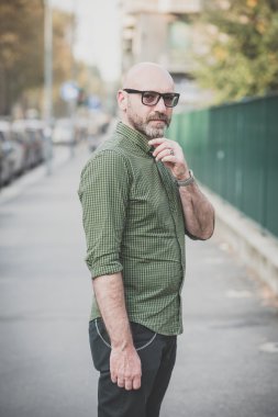 yakışıklı orta yaşlı adam