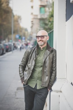 yakışıklı orta yaşlı adam