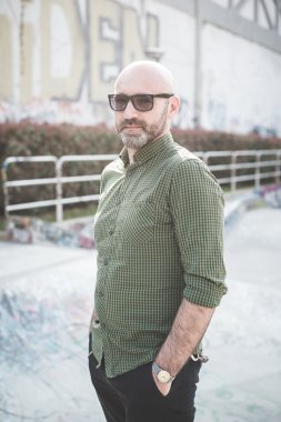 yakışıklı orta yaşlı adam