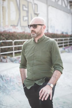 yakışıklı orta yaşlı adam